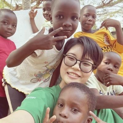 ガーナでチャイルドケアボランティア中の鬼頭伶実さんと現地の子供たち